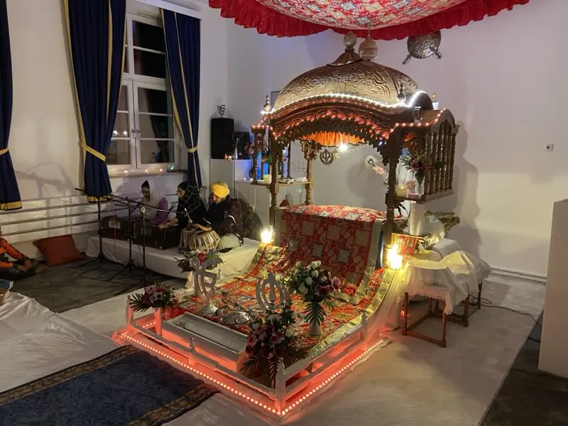 Der Palki Sahib unter rotem Baldachin