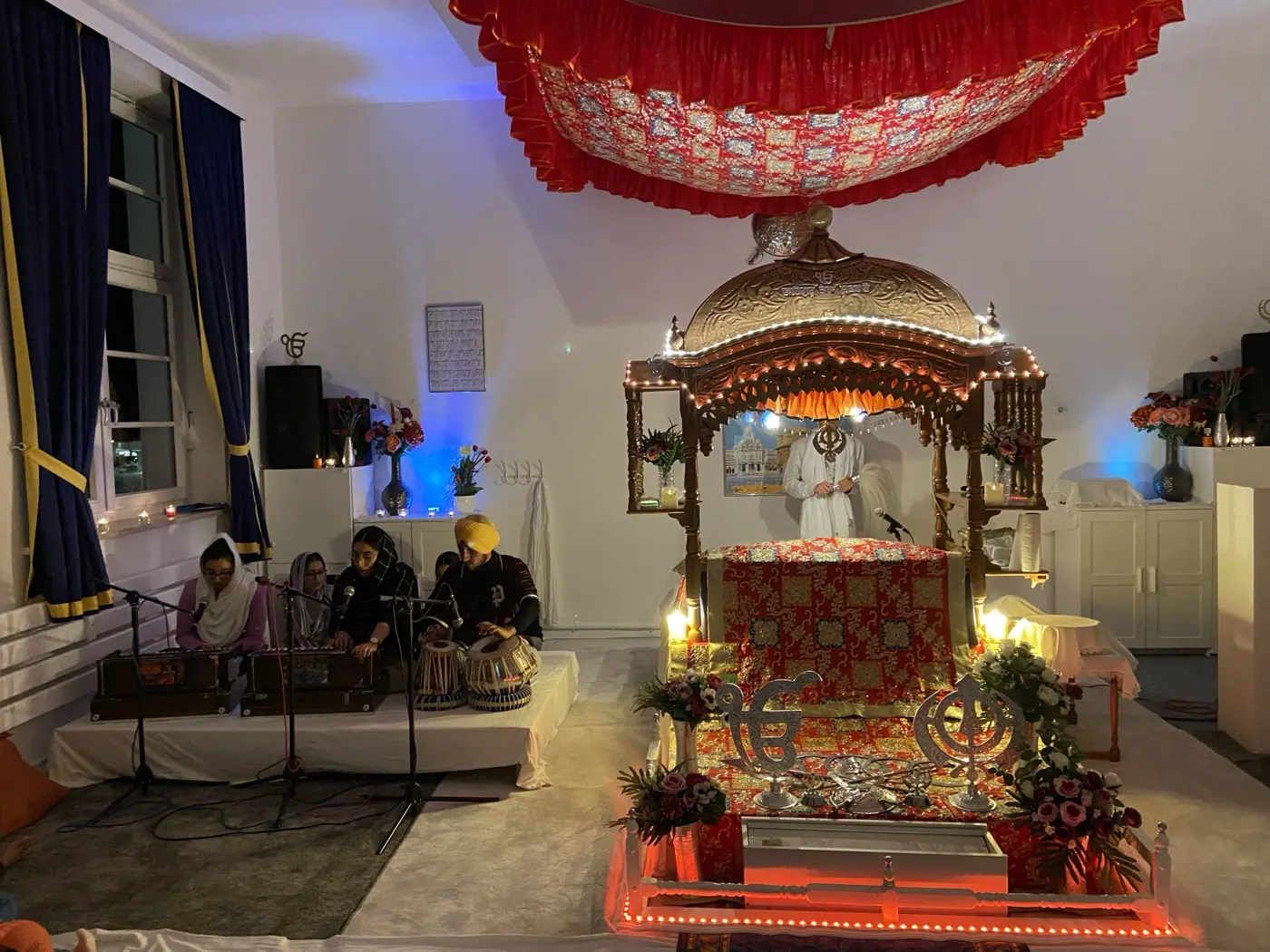 Der festlich beleuchtete Palki Sahib mit Blumenschmuck